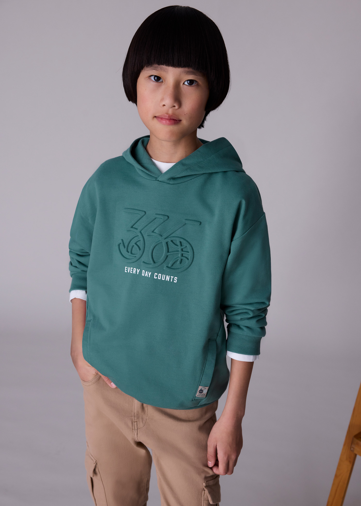 Pullover embossed con capucha