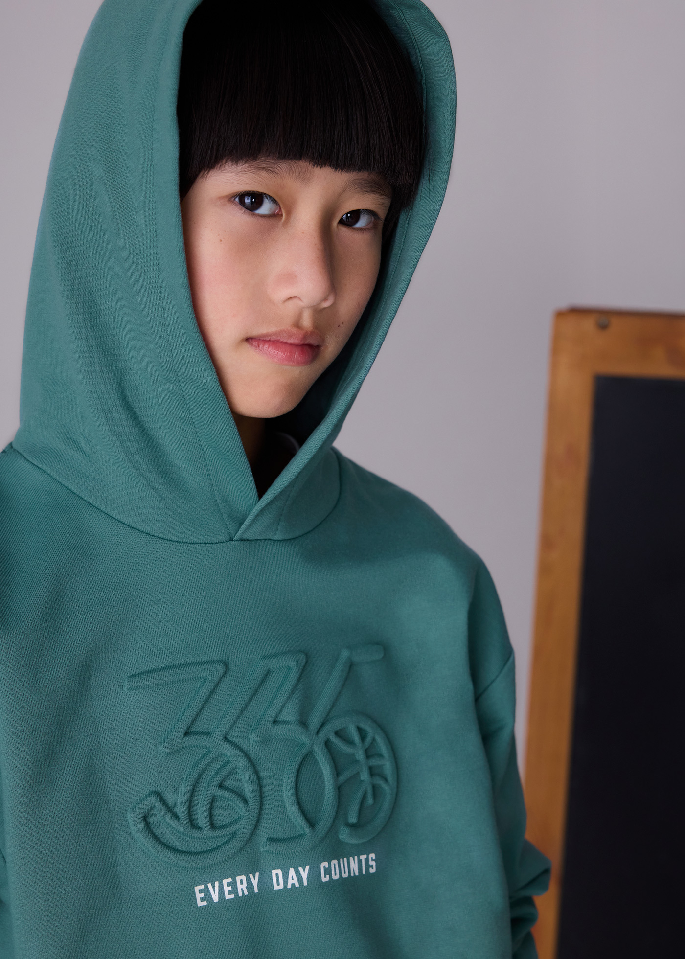 Pullover embossed con capucha